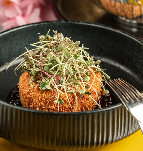 Nugget de pollo crujiente adornado con hierbas frescas