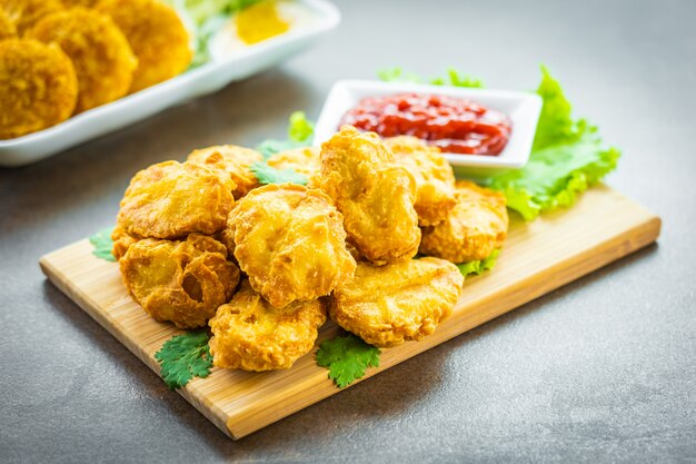 Nugget de pollo frito con salsa de tomate o salsa de tomate