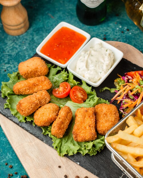 Nuggets crujientes con verduras y salsa.