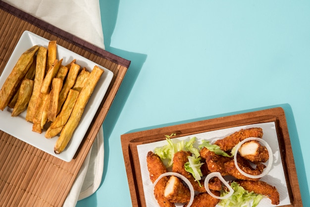 Nuggets y papas fritas bellamente servidos