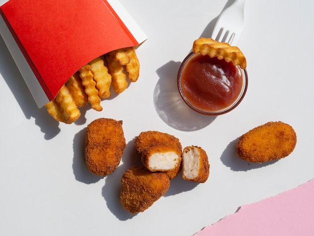 Nuggets con papas fritas y salsa