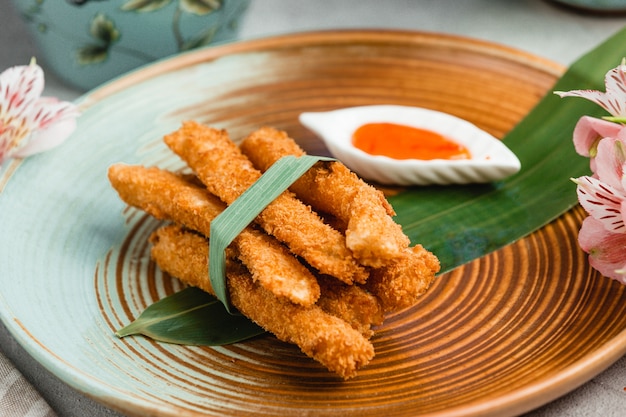 Foto gratuita nuggets de pollo crujientes con salsa picante