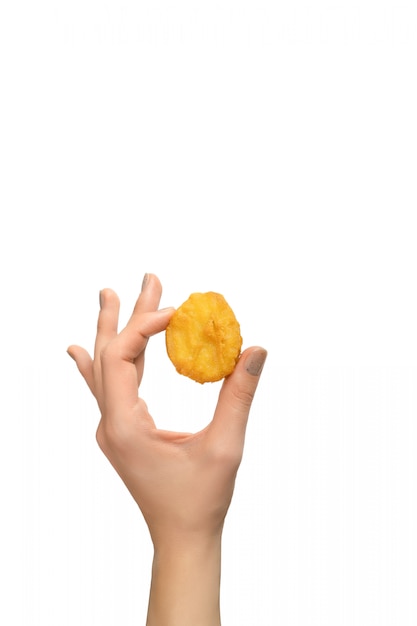 Foto gratuita nuggets de pollo frito en mano femenina sobre fondo blanco.