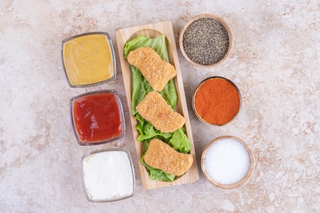 Nuggets de pollo frito con salsas y especias.