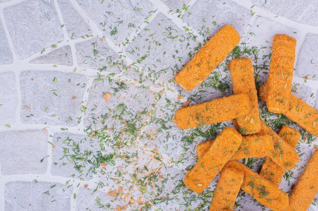 Nuggets de pollo con hierbas y especias en gris.