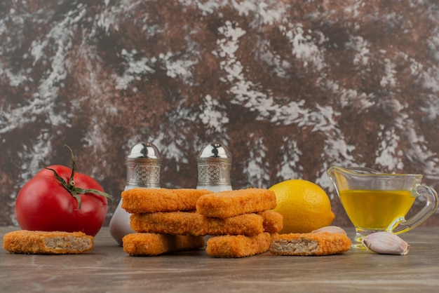 Nuggets de pollo con limón, tomate, aceite y ajo.