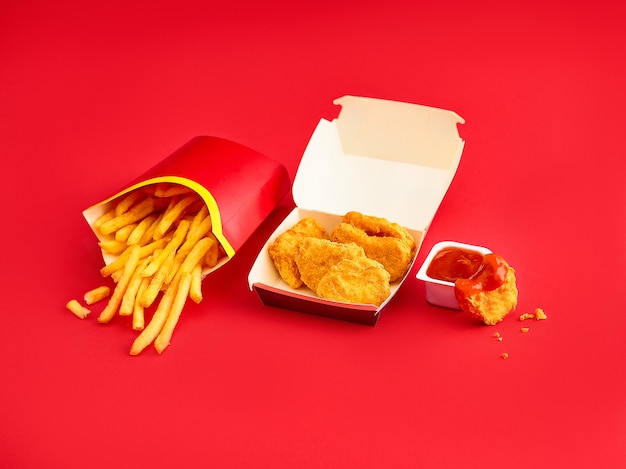 Nuggets de pollo y papas fritas en rojo