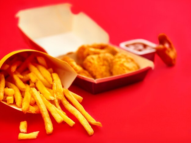 Nuggets de pollo y papas fritas en rojo