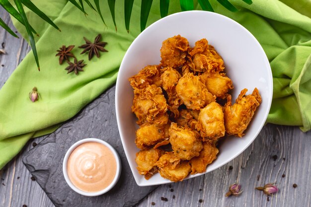 Nuggets de pollo a la parrilla en el tazón galletas saladas especias y salsa vista superior