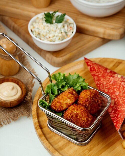 Nuggets de pollo rebozados en una tabla de madera