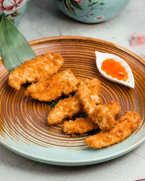 Nuggets de pollo con salsa