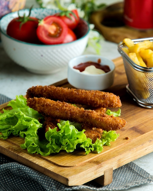 Nuggets de pollo servido con papas fritas