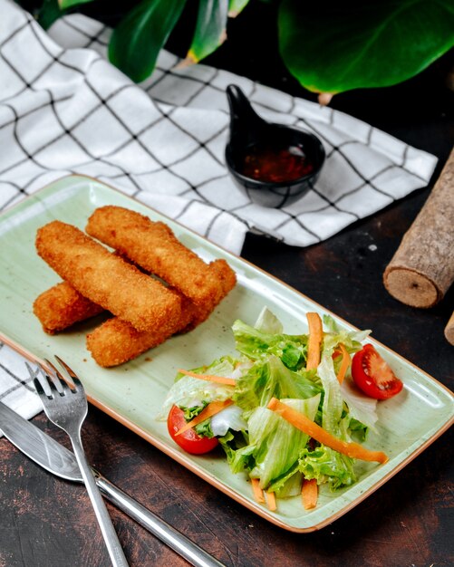 Nuggets de pollo con verduras sobre la mesa