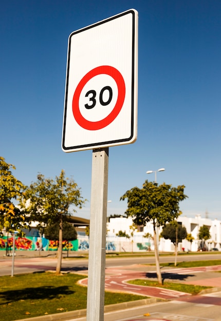 Foto gratuita número 30 señal de límite de tráfico en el parque