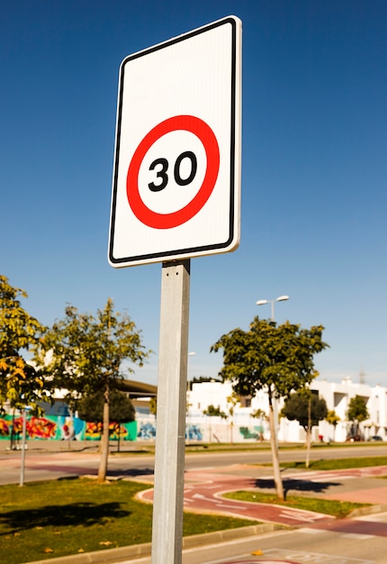 Número 30 señal de límite de tráfico en el parque
