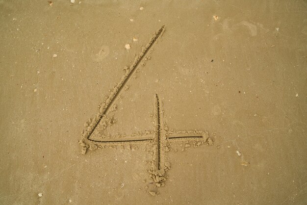 Número escrito en la arena