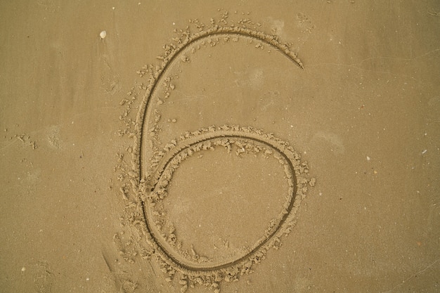 Número escrito en la arena