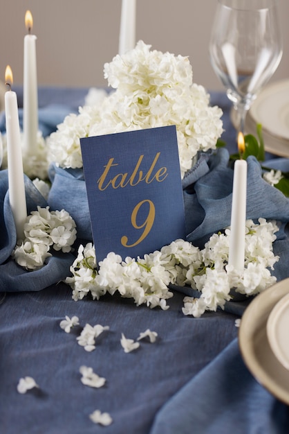 Número de mesa de boda de alto ángulo con flores.