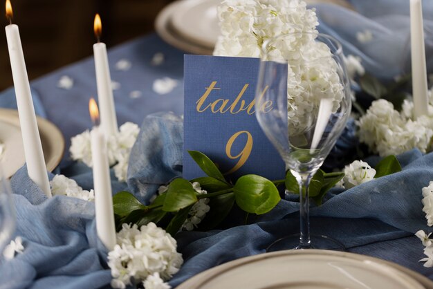 Número de mesa de boda de alto ángulo con placas