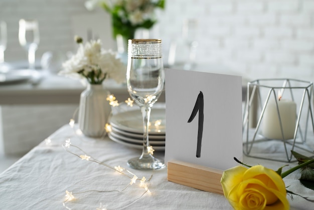 Número de mesa de boda y ángulo alto de flor amarilla