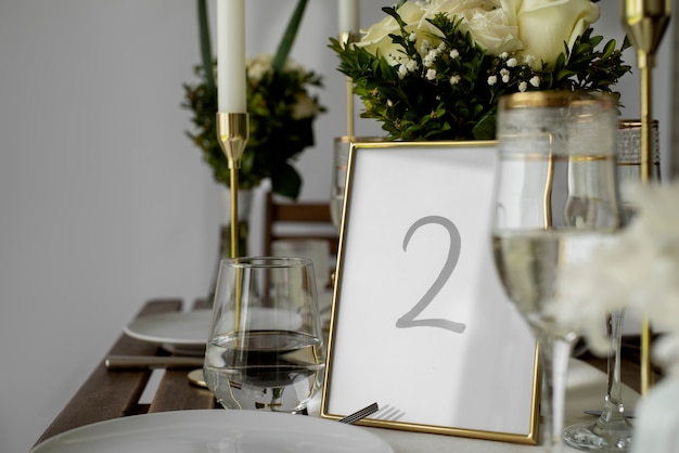 Foto gratuita número de mesa de boda y arreglo de flores.