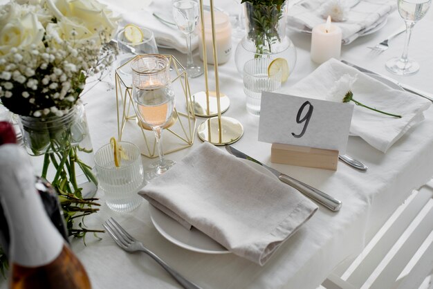 Número de mesa de boda con decoraciones de alto ángulo.