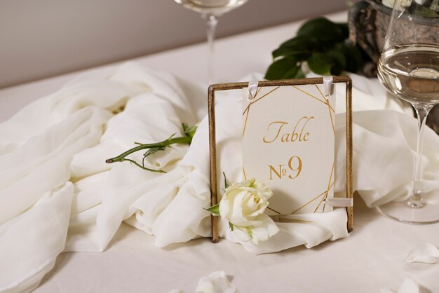 Número de mesa de boda con decoraciones de alto ángulo.