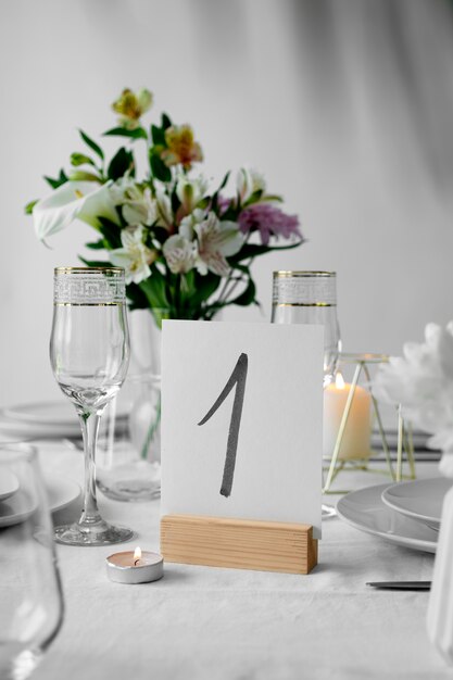 Número de mesa de boda con decoraciones.