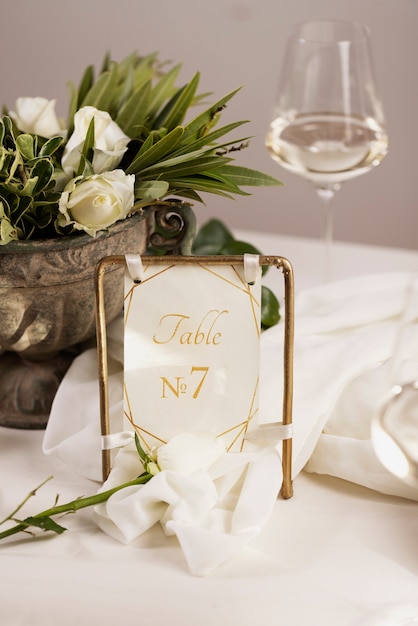 Foto gratuita número de mesa de boda con flores de alto ángulo