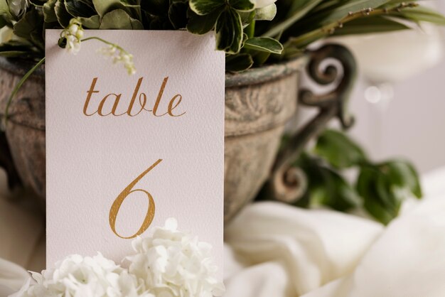 Número de mesa de boda con hermosas flores.