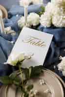 Foto gratuita número de mesa de boda y surtido de flores.