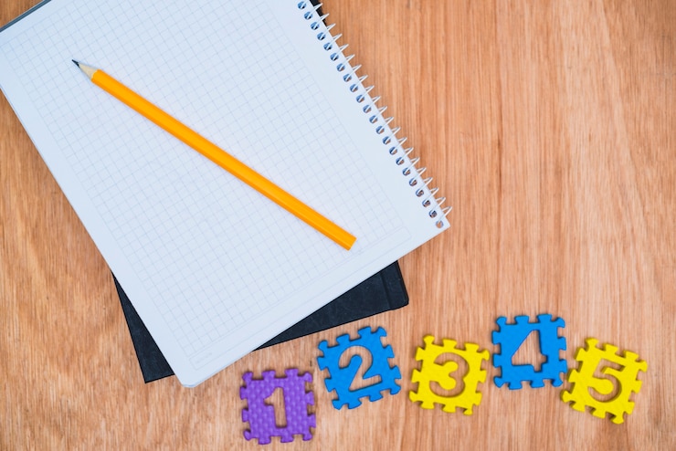 Foto gratuito números cerca del cuaderno y libro de texto