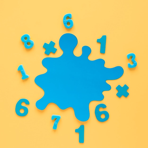 Números matemáticos coloridos y mancha azul vista superior