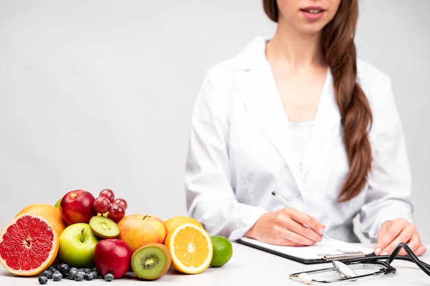 Nutricionista con una merienda de frutas saludable