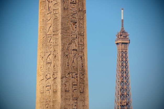 Foto gratuita obelisco egipcio de luxor con la torre eiffel en el centro de la place de la concorde