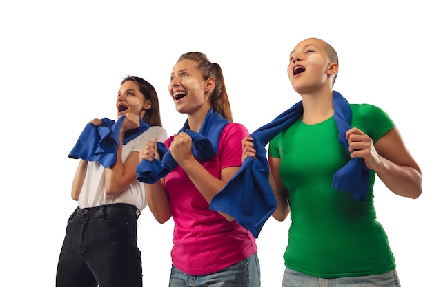 Objetivo. Aficionados al fútbol femenino animando a su equipo deportivo favorito con emociones brillantes aisladas sobre fondo blanco de estudio.