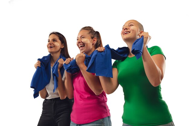 Objetivo. Aficionados al fútbol femenino animando a su equipo deportivo favorito con emociones brillantes aisladas sobre fondo blanco de estudio.