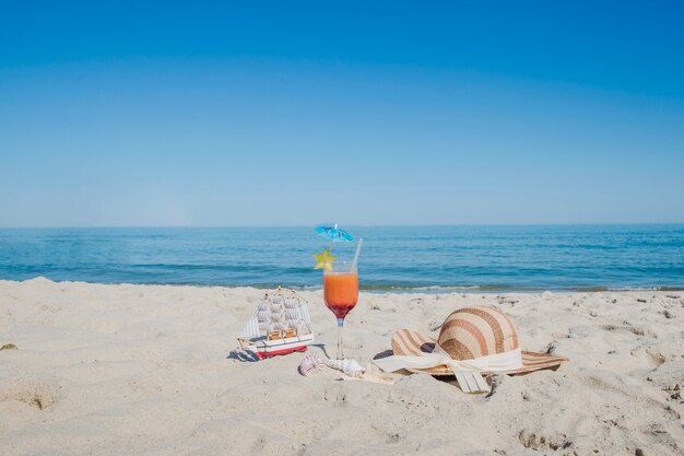 Objeto arreglado en la playa