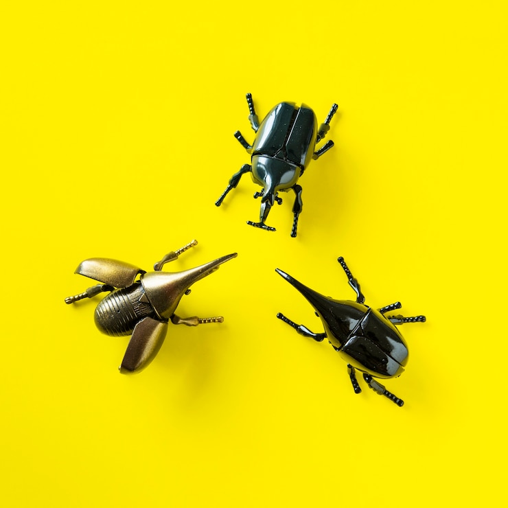 Foto gratuito objeto de juguete de insecto escarabajo alado.