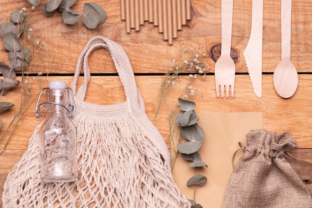 Objetos amigables con el medio ambiente sobre fondo de madera