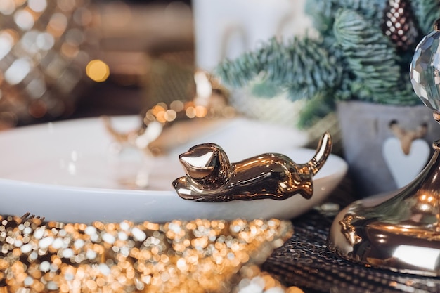 Objetos de decoración navideña sobre la mesa. Concepto de víspera de año nuevo