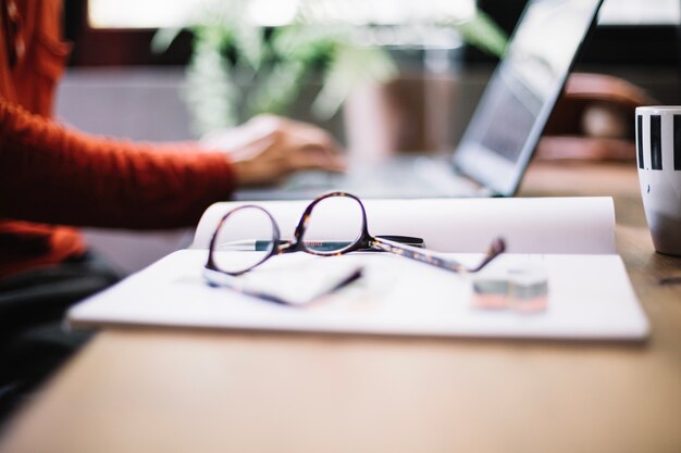 Objetos en el escritorio de trabajo del hombre