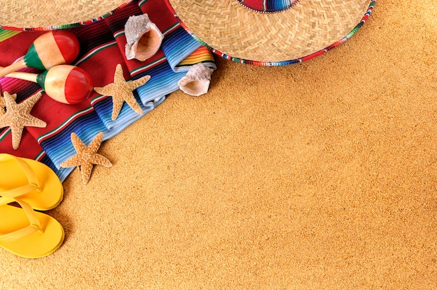 Foto gratuita objetos mexicanos en la playa