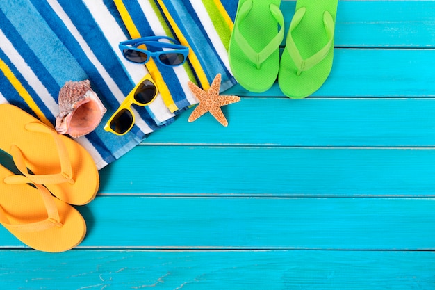 Objetos de playa sobre un suelo azul