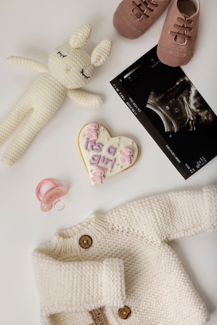 Foto gratuito objetos que muestran su expectativa de niña