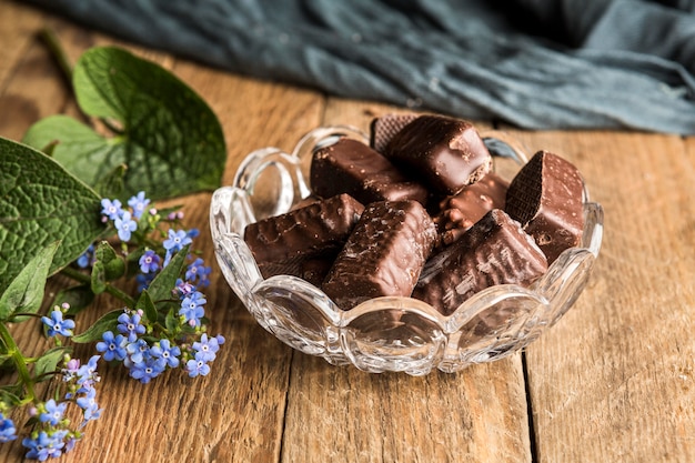 Obleas de chocolate de alto ángulo en un tazón