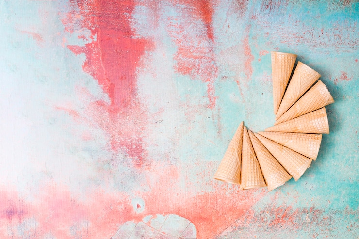 Foto gratuito obleas de helado en blanco sobre fondo de colores