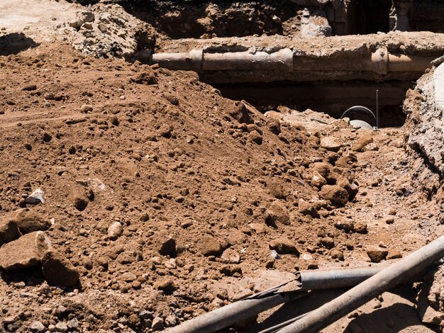 Obra de construcción con tuberías viejas excavadas