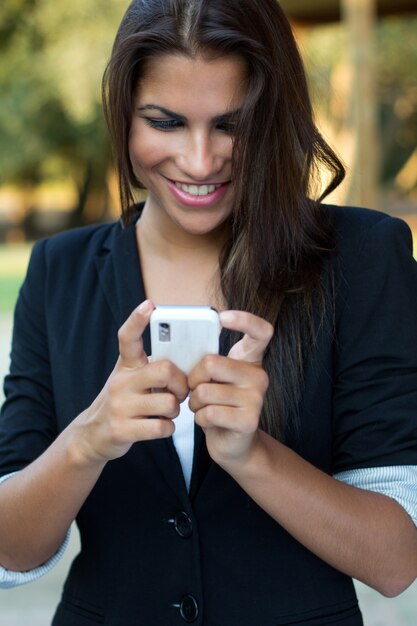 observación de la sonrisa femenina teléfono