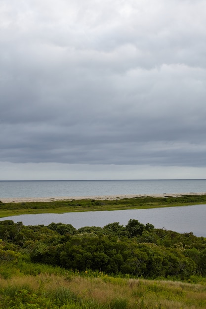 Océano Atlántico bajo un cielo nublado de Martha's Vineyard